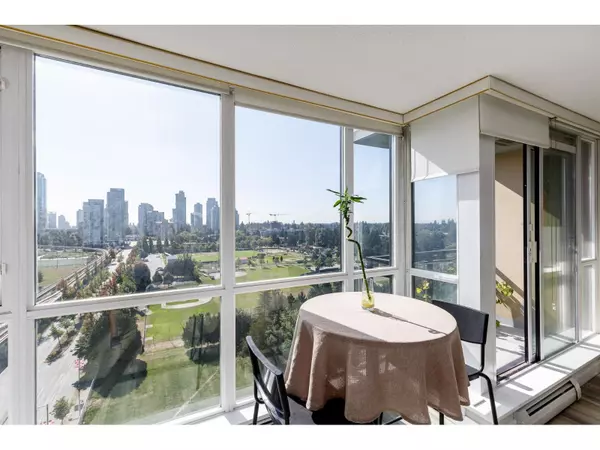 Surrey, BC V3T0E6,10777 UNIVERSITY #1603