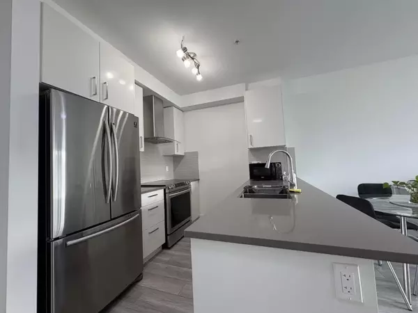 Surrey, BC V3T0P3,9689 140 ST #406