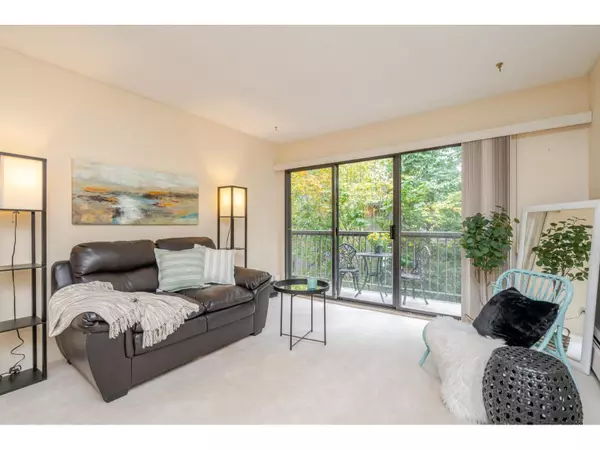 White Rock, BC V4B5A4,15020 NORTH BLUFF #208