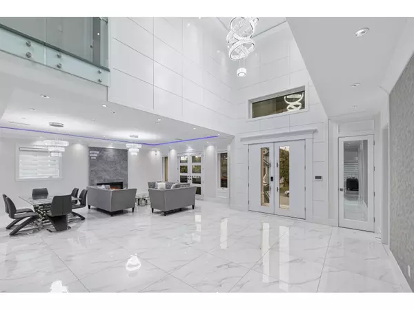 Surrey, BC V3W6H6,6899 CLEVEDON DRIVE