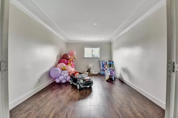 Surrey, BC V3S7Y7,15181 68A AVENUE