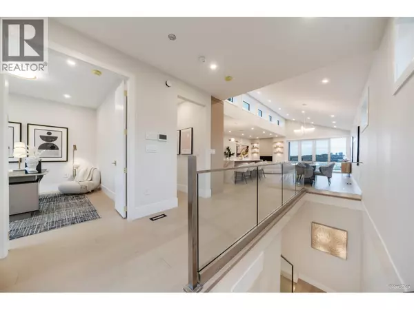 North Vancouver, BC V7L1T2,971 ADDERLEY STREET