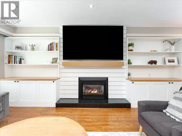 North Vancouver, BC V7H2H5,799 PLYMOUTH DRIVE