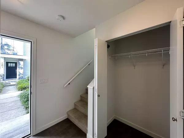 Surrey, BC V4N6R7,18505 LAURENSEN PL #1604