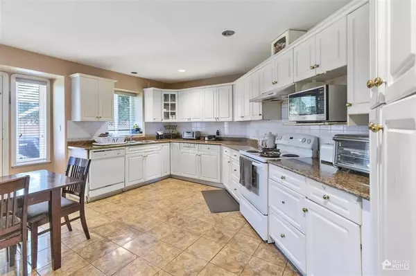 Surrey, BC V3W1C3,13107 74 AVENUE