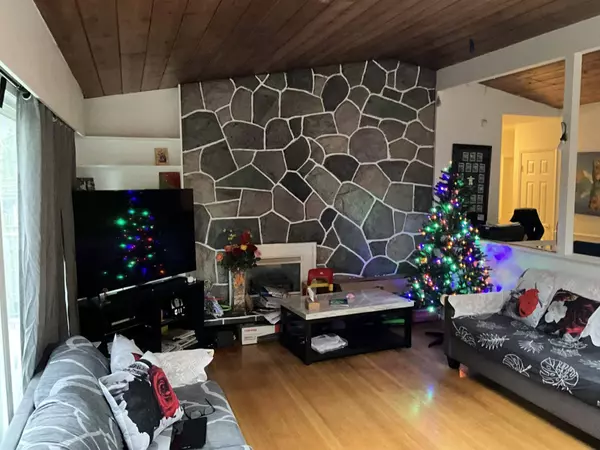 Surrey, BC V3R2L8,13833 114 AVENUE