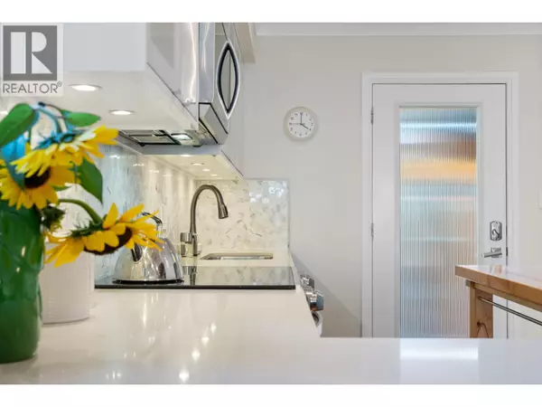 North Vancouver, BC V7L1C8,412 E 2ND STREET