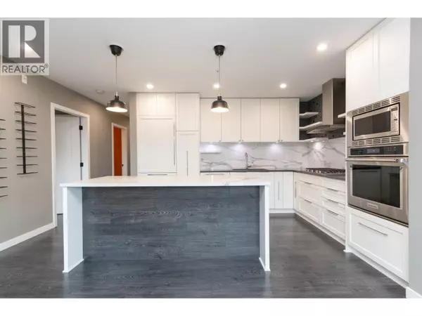 North Vancouver, BC V7G0A6,3911 CATES LNDG #403