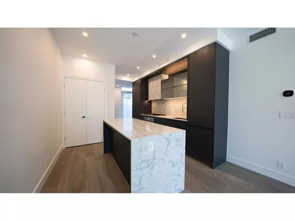 White Rock, BC V4B0C7,1342 JOHNSTON #3th