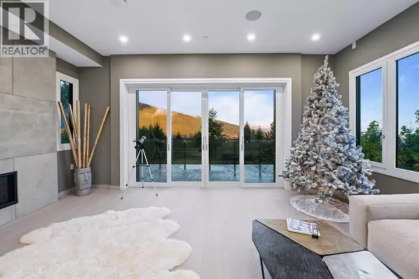 West Vancouver, BC V7S1X2,594 CRAIGMOHR DRIVE