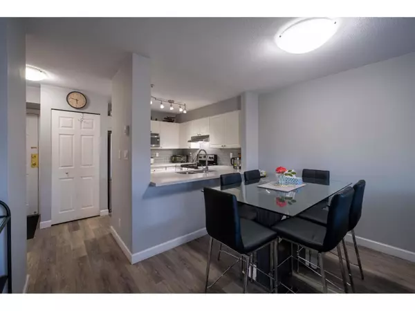 Surrey, BC V3W1B8,13733 74 #305