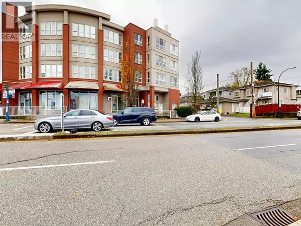 Vancouver, BC V5R2K3,5438 RUPERT ST #PH3