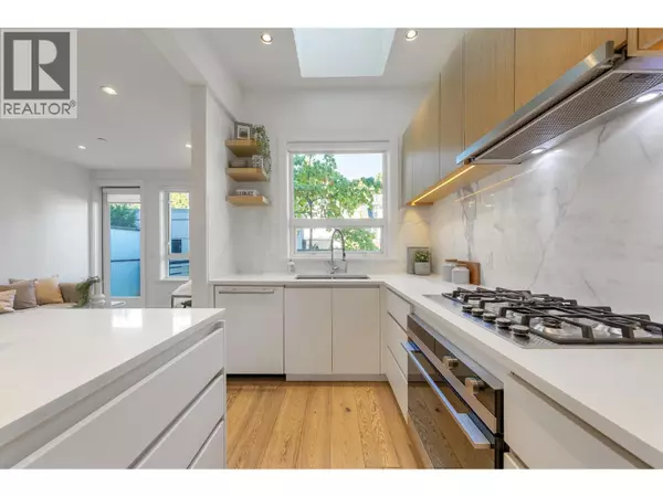 2431 W BROADWAY STREET, Vancouver, BC V6K2E8