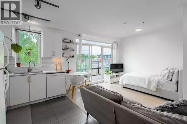 Vancouver, BC V5V0A8,688 East 17TH AVE #PH1