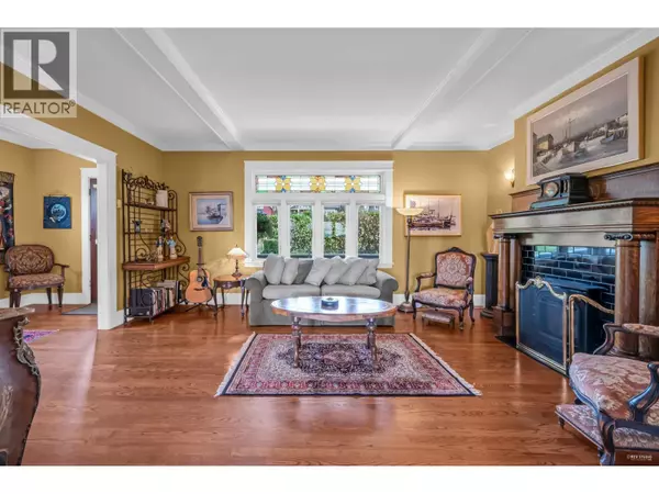 255 W 6TH STREET, North Vancouver, BC V7M1K7