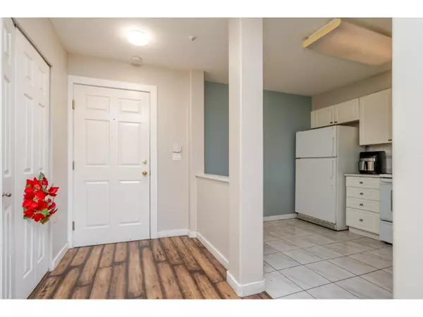 Surrey, BC V4A1W9,15241 18 #306