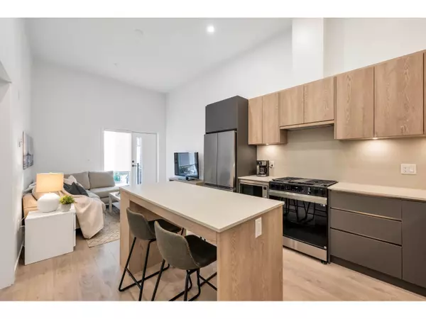 Surrey, BC V4N6Y3,19577 65B #208