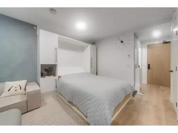 Surrey, BC V3T1N7,13685 102 #809