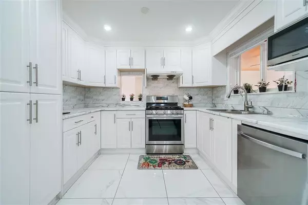 Abbotsford, BC V2T4J6,3174 ROYAL COURT