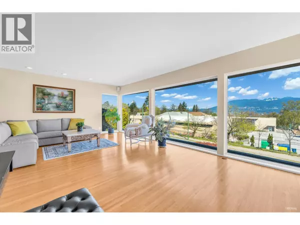 Vancouver, BC V6R2H1,4060 W 10TH AVENUE