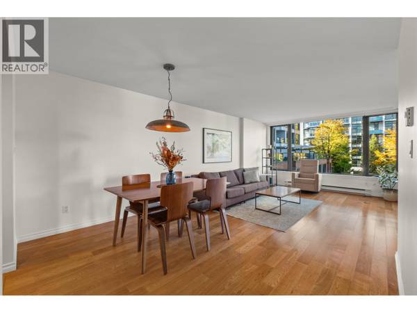 2201 PINE ST #301, Vancouver, BC V6J5E7