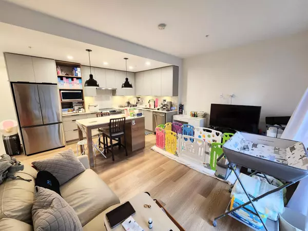 Surrey, BC V3T0S5,10778 138 #201