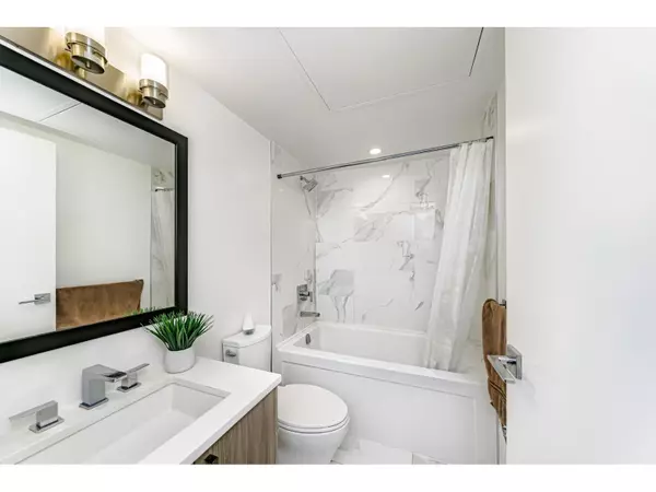 Surrey, BC V3T0S1,13350 CENTRAL AVE #2809