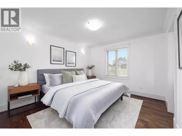 Vancouver, BC V6K1Y8,2525 W 7TH AVENUE