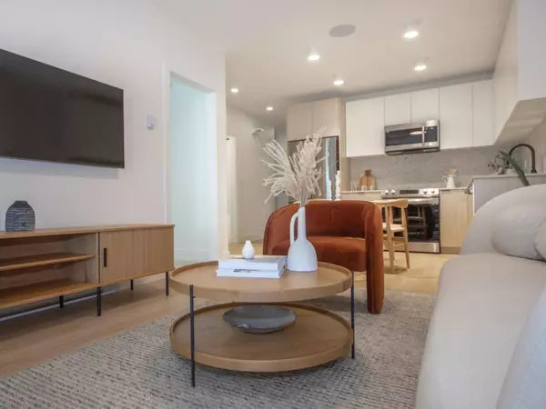 Surrey, BC V0V0V0,13455 94A #422