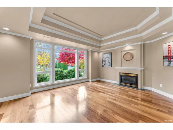 Surrey, BC V4A9V6,13681 21 AVENUE