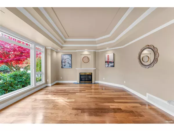 Surrey, BC V4A9V6,13681 21 AVENUE