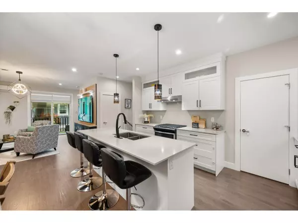 Surrey, BC V4N6V7,19501 74 AVE #11