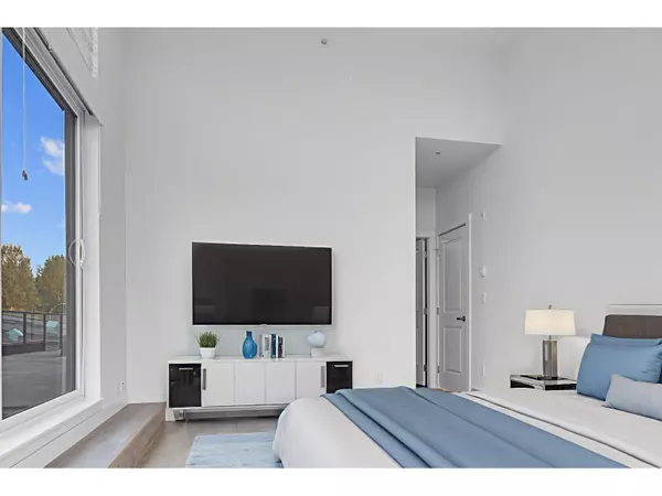 Surrey, BC V4N6T3,9983 East BARNSTON DR East #501