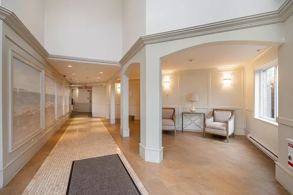 White Rock, BC V4B2S8,15389 ROPER AVE #302