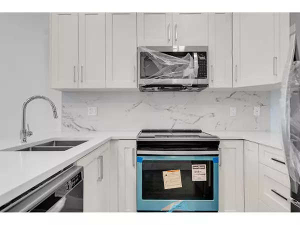 Surrey, BC V4N6T3,9983 East BARNSTON DR East #103