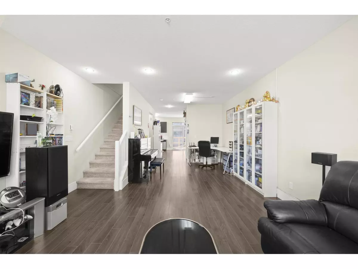 Langley, BC V3A3X2,19752 55A AVE #4