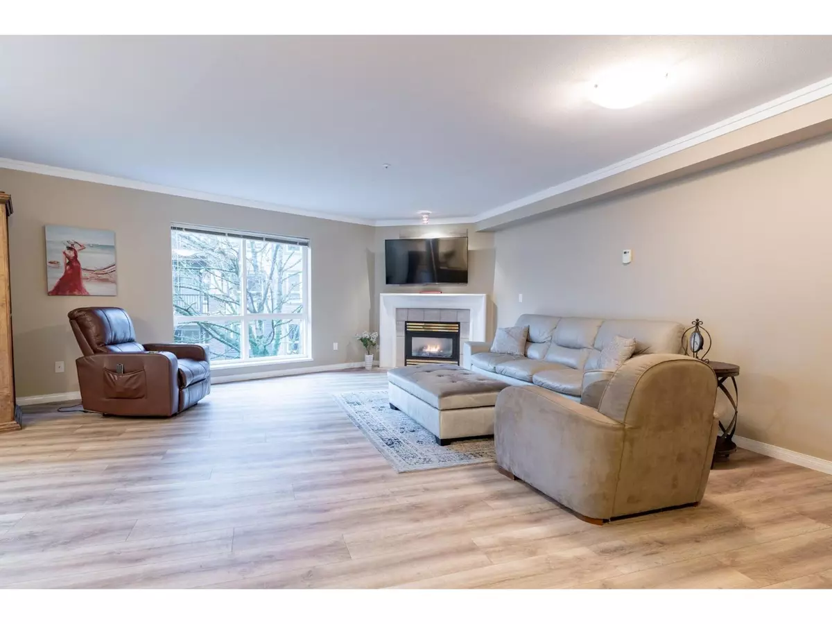 Surrey, BC V4P3B1,15150 29A AVE #210