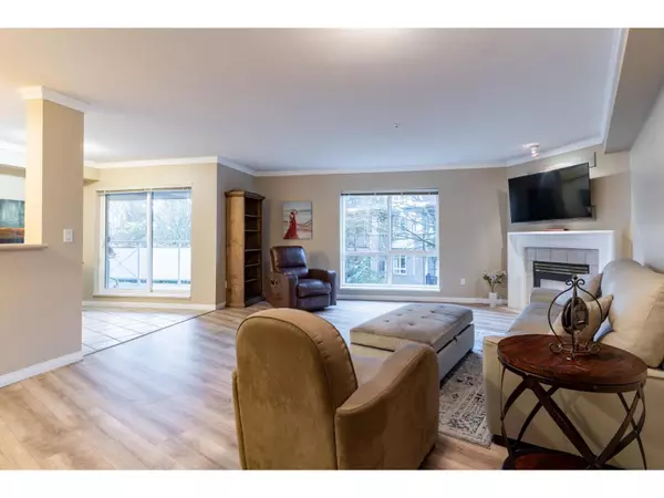 Surrey, BC V4P3B1,15150 29A AVE #210