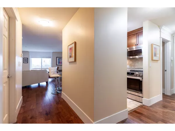 Surrey, BC V4P3B1,15150 29A AVE #305