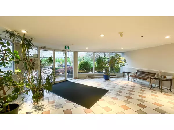 Surrey, BC V3V7X8,9299 121 ST #305