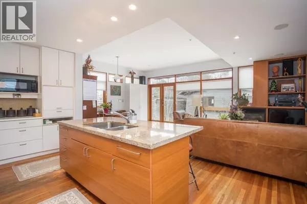 Vancouver, BC V6R2R2,4436 W 12TH AVENUE