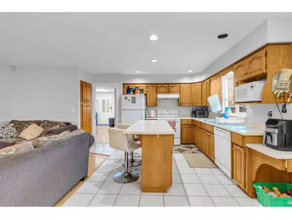 Surrey, BC V3W9H4,12905 65 AVENUE