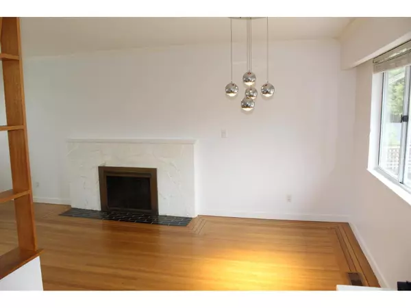 Surrey, BC V3V2T4,9686 PRINCESS DR #Upper