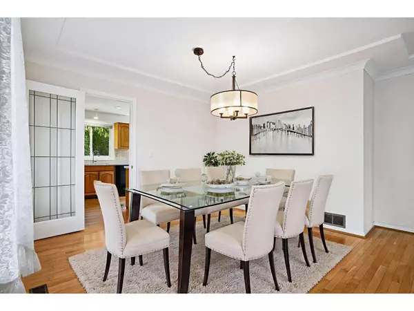 Surrey, BC V4A8T2,12923 17 AVE #1