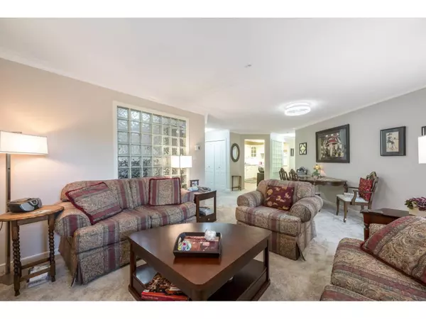 Surrey, BC V4A9W1,15350 19A AVE #209