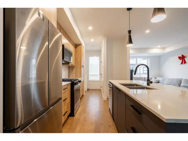 Surrey, BC V3R0S1,10527 155 ST #13