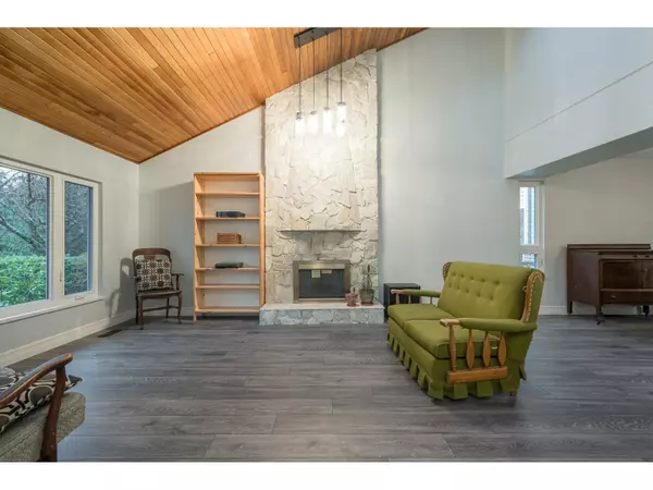 Surrey, BC V4N2P9,10037 158A STREET