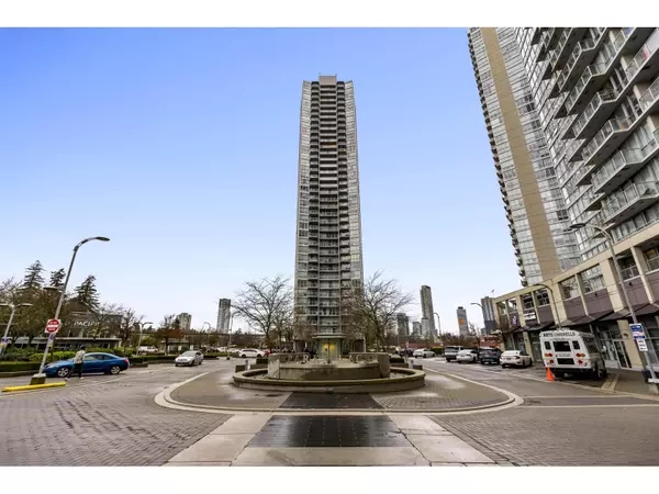 13618 100 AVE #3001, Surrey, BC V3T0A8