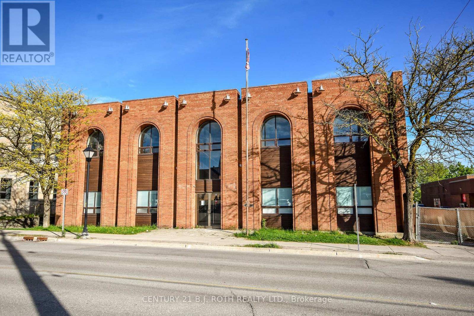 Orillia, ON L3V1T4,31 COLBORNE STREET E