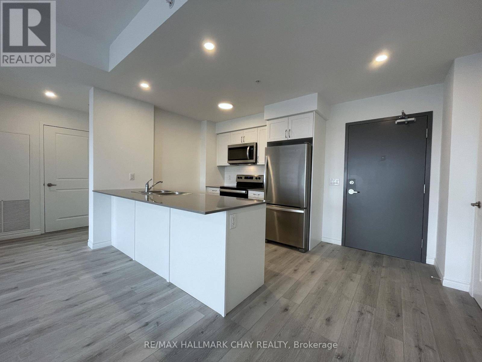 Barrie (west Bayfield), ON L4N0J8,30 Hanmer ST West #810